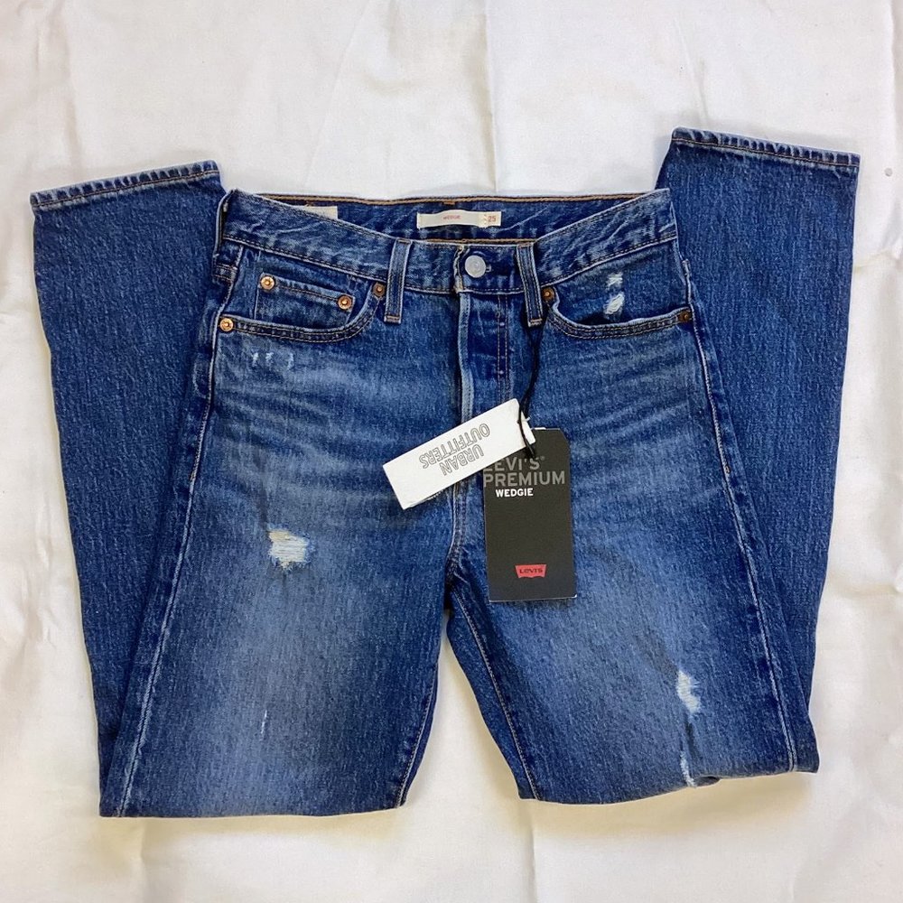NWT Levi’s Wedgie Icon Fit Distressed Denim Jeans Size 25